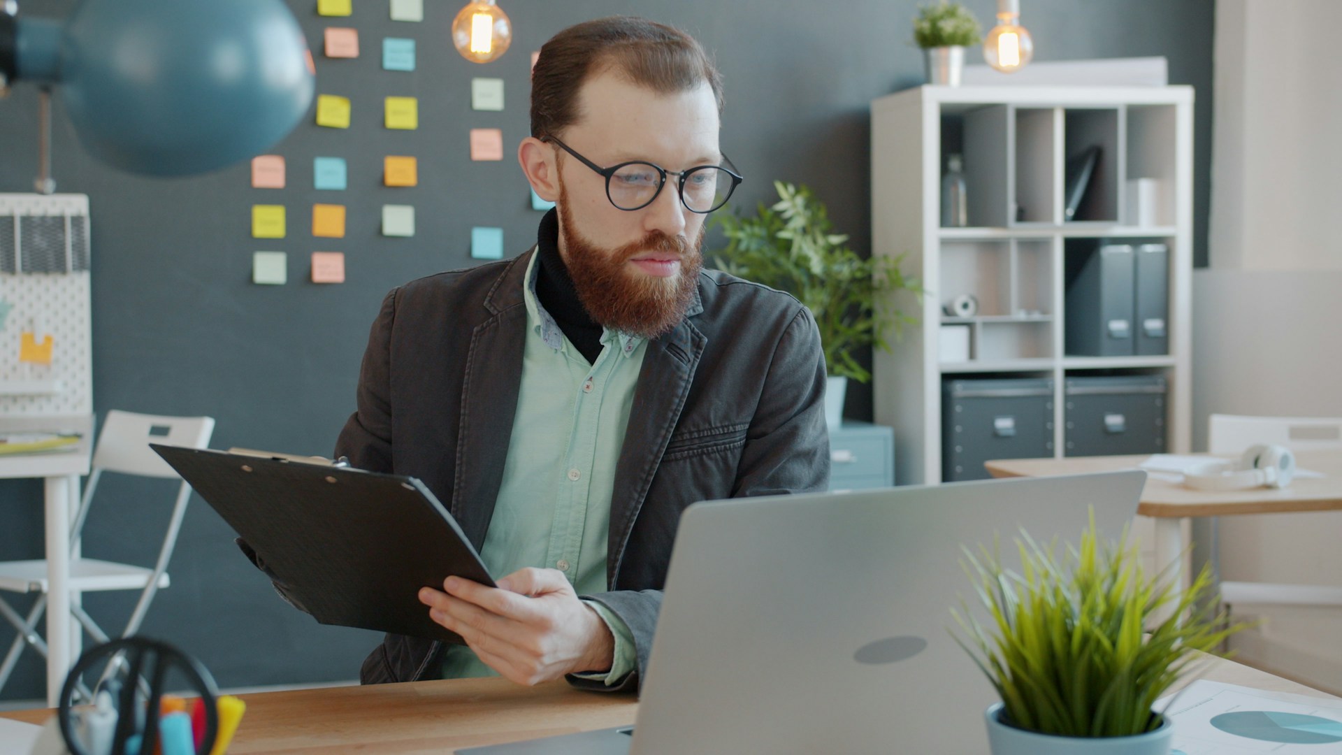 Blog_vs_social_media_biz_owner_planning